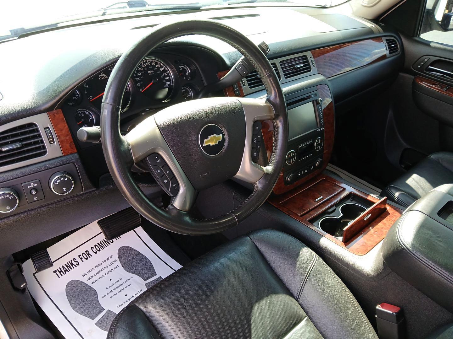 2013 Chevrolet Avalanche LTZ 4WD (3GNTKGE78DG) with an 5.3L V8 OHV 16V FFV engine, 4-Speed Automatic transmission, located at 1230 East Main St, Xenia, OH, 45385, (937) 908-9800, 39.688026, -83.910172 - Photo#8