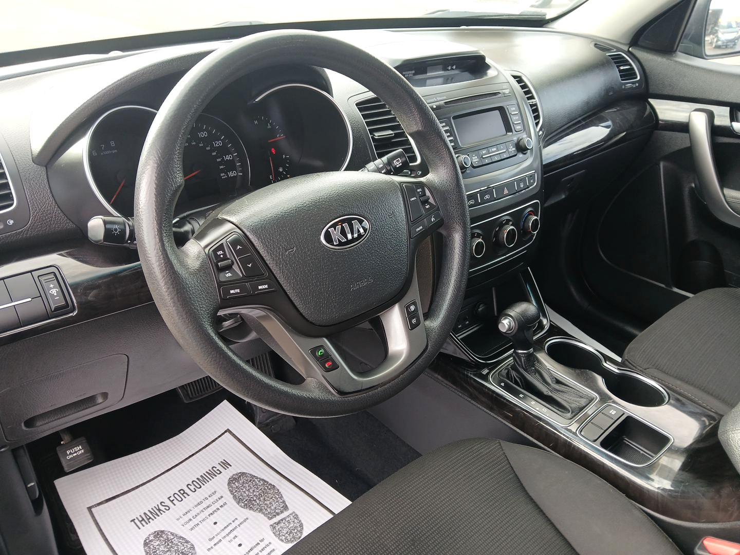 2015 Kia Sorento LX 2WD (5XYKT3A68FG) with an 2.4L L4 DOHC 16V engine, 6-Speed Automatic transmission, located at 401 Woodman Dr, Riverside, OH, 45431, (937) 908-9800, 39.760899, -84.123421 - 2015 Kia Sorento LX 2WD - Photo#8