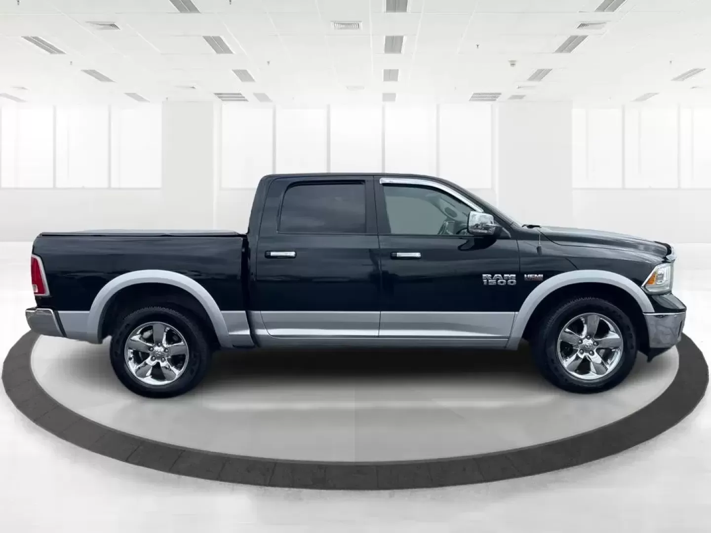 2015 Ram 1500 Laramie Crew Cab SWB 4WD (1C6RR7NT7FS) with an 5.7L V8 OHV 16V engine, 8-Speed Automatic transmission, located at 1230 East Main St, Xenia, OH, 45385, (937) 908-9800, 39.688026, -83.910172 - Photo#1