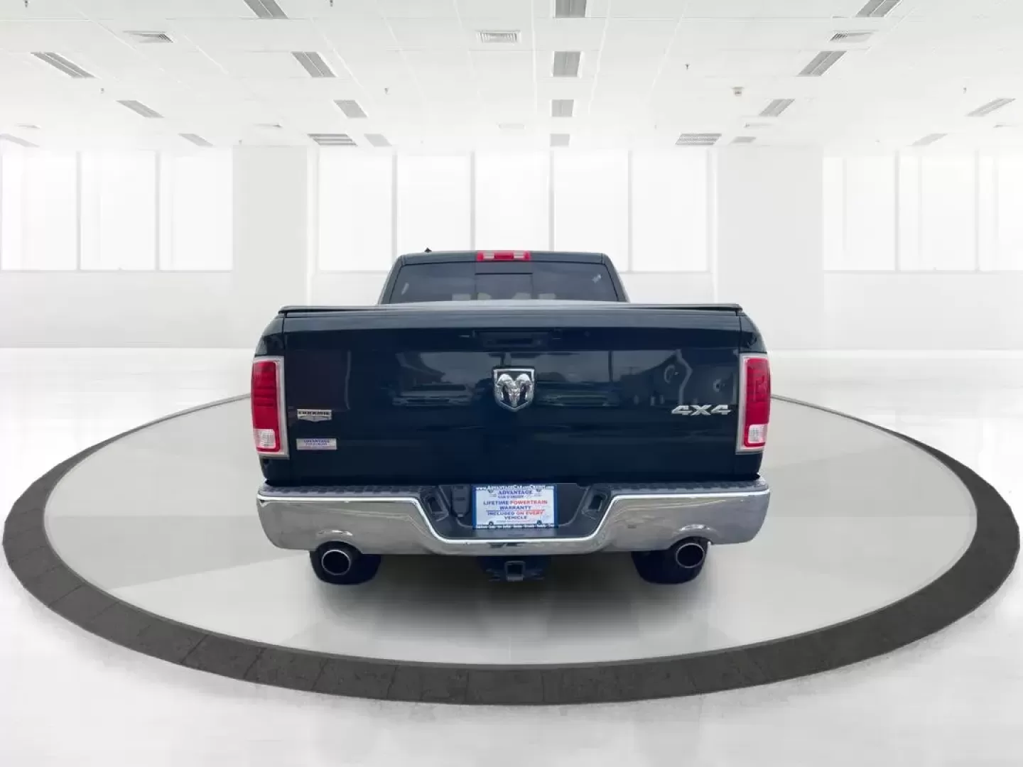 2015 Ram 1500 Laramie Crew Cab SWB 4WD (1C6RR7NT7FS) with an 5.7L V8 OHV 16V engine, 8-Speed Automatic transmission, located at 1230 East Main St, Xenia, OH, 45385, (937) 908-9800, 39.688026, -83.910172 - Photo#4