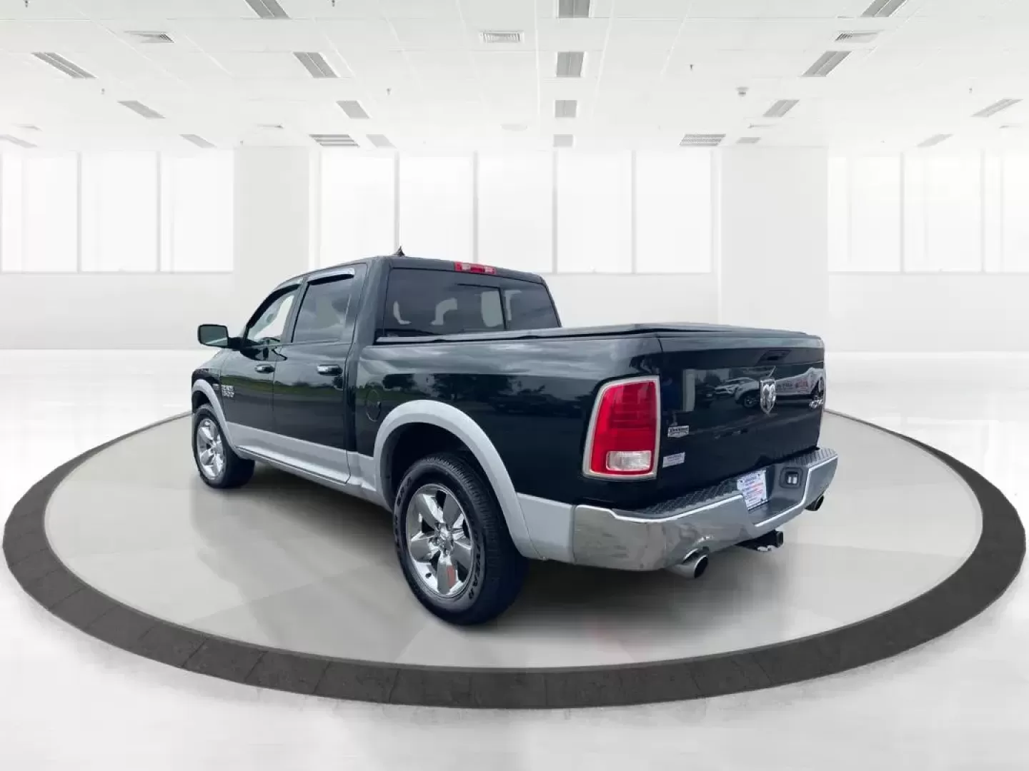 2015 Ram 1500 Laramie Crew Cab SWB 4WD (1C6RR7NT7FS) with an 5.7L V8 OHV 16V engine, 8-Speed Automatic transmission, located at 1230 East Main St, Xenia, OH, 45385, (937) 908-9800, 39.688026, -83.910172 - Photo#5