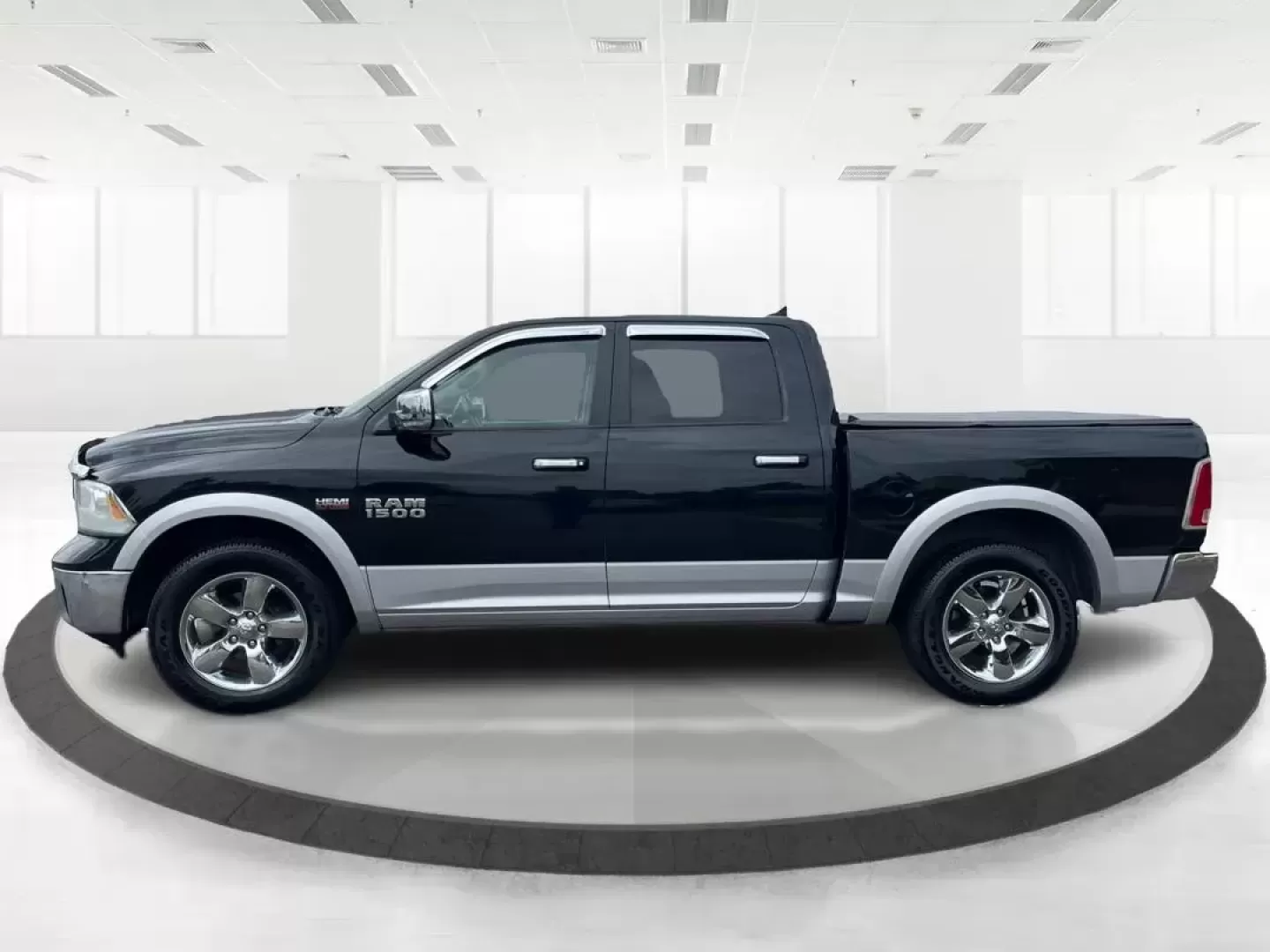 2015 Ram 1500 Laramie Crew Cab SWB 4WD (1C6RR7NT7FS) with an 5.7L V8 OHV 16V engine, 8-Speed Automatic transmission, located at 1230 East Main St, Xenia, OH, 45385, (937) 908-9800, 39.688026, -83.910172 - Photo#6