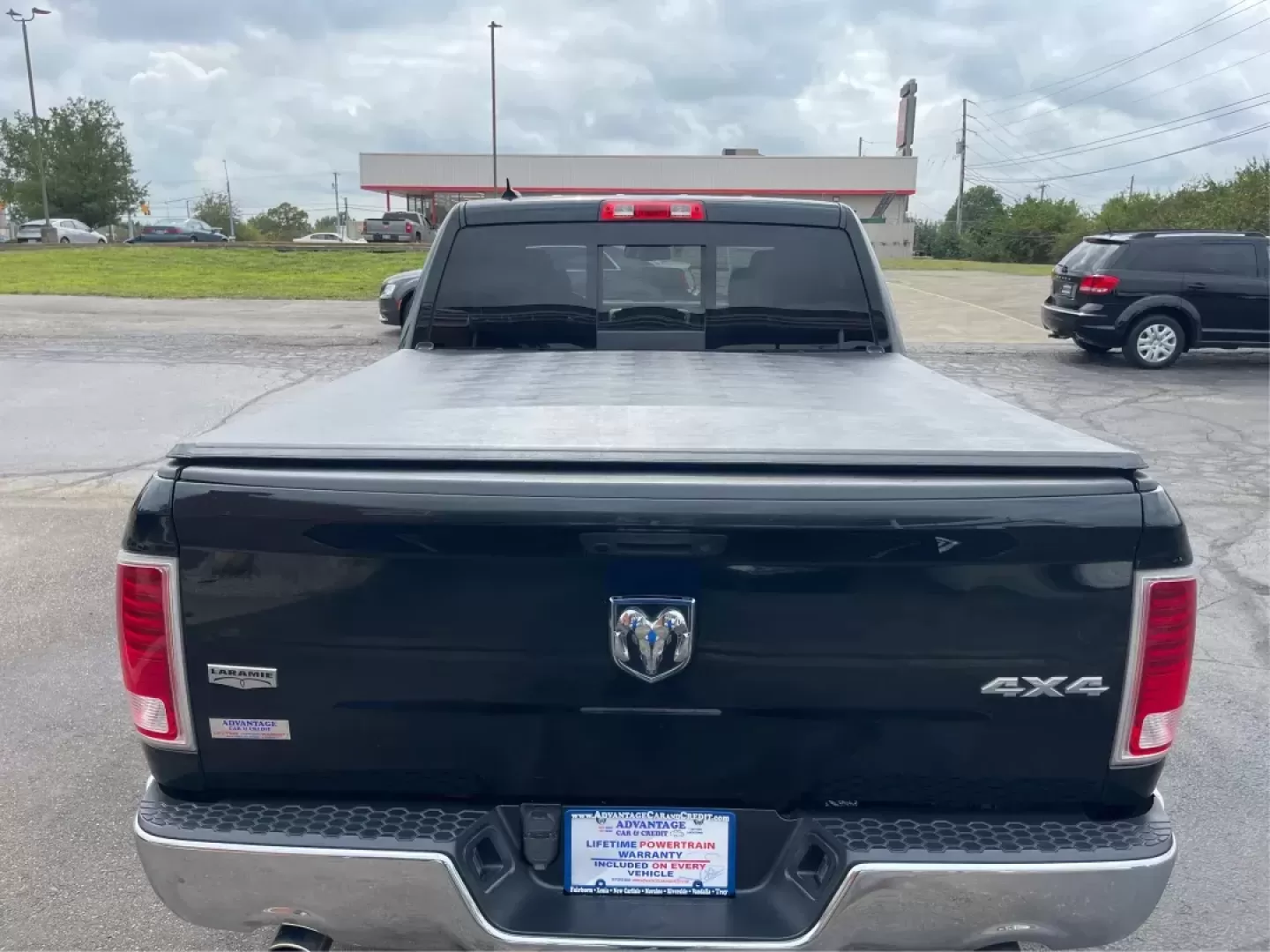 2015 Ram 1500 Laramie Crew Cab SWB 4WD (1C6RR7NT7FS) with an 5.7L V8 OHV 16V engine, 8-Speed Automatic transmission, located at 1230 East Main St, Xenia, OH, 45385, (937) 908-9800, 39.688026, -83.910172 - Photo#12