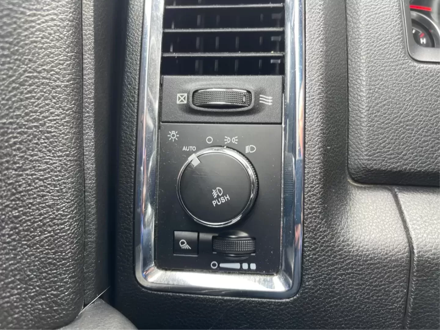 2015 Ram 1500 Laramie Crew Cab SWB 4WD (1C6RR7NT7FS) with an 5.7L V8 OHV 16V engine, 8-Speed Automatic transmission, located at 1230 East Main St, Xenia, OH, 45385, (937) 908-9800, 39.688026, -83.910172 - Photo#17