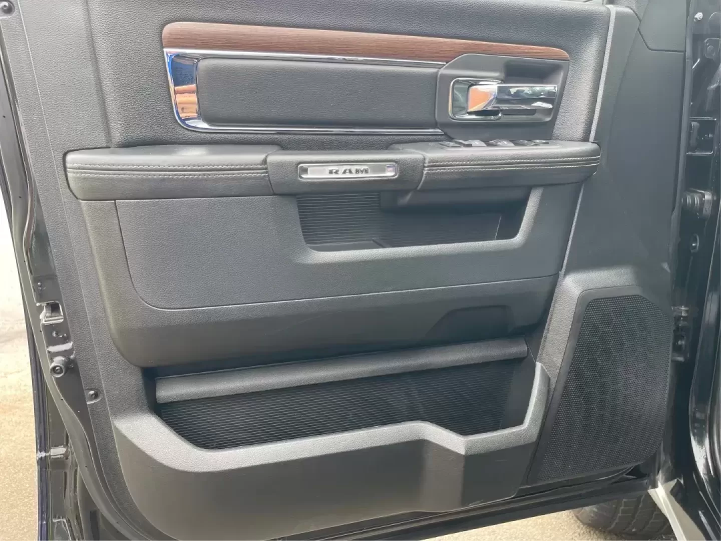 2015 Ram 1500 Laramie Crew Cab SWB 4WD (1C6RR7NT7FS) with an 5.7L V8 OHV 16V engine, 8-Speed Automatic transmission, located at 1230 East Main St, Xenia, OH, 45385, (937) 908-9800, 39.688026, -83.910172 - Photo#19