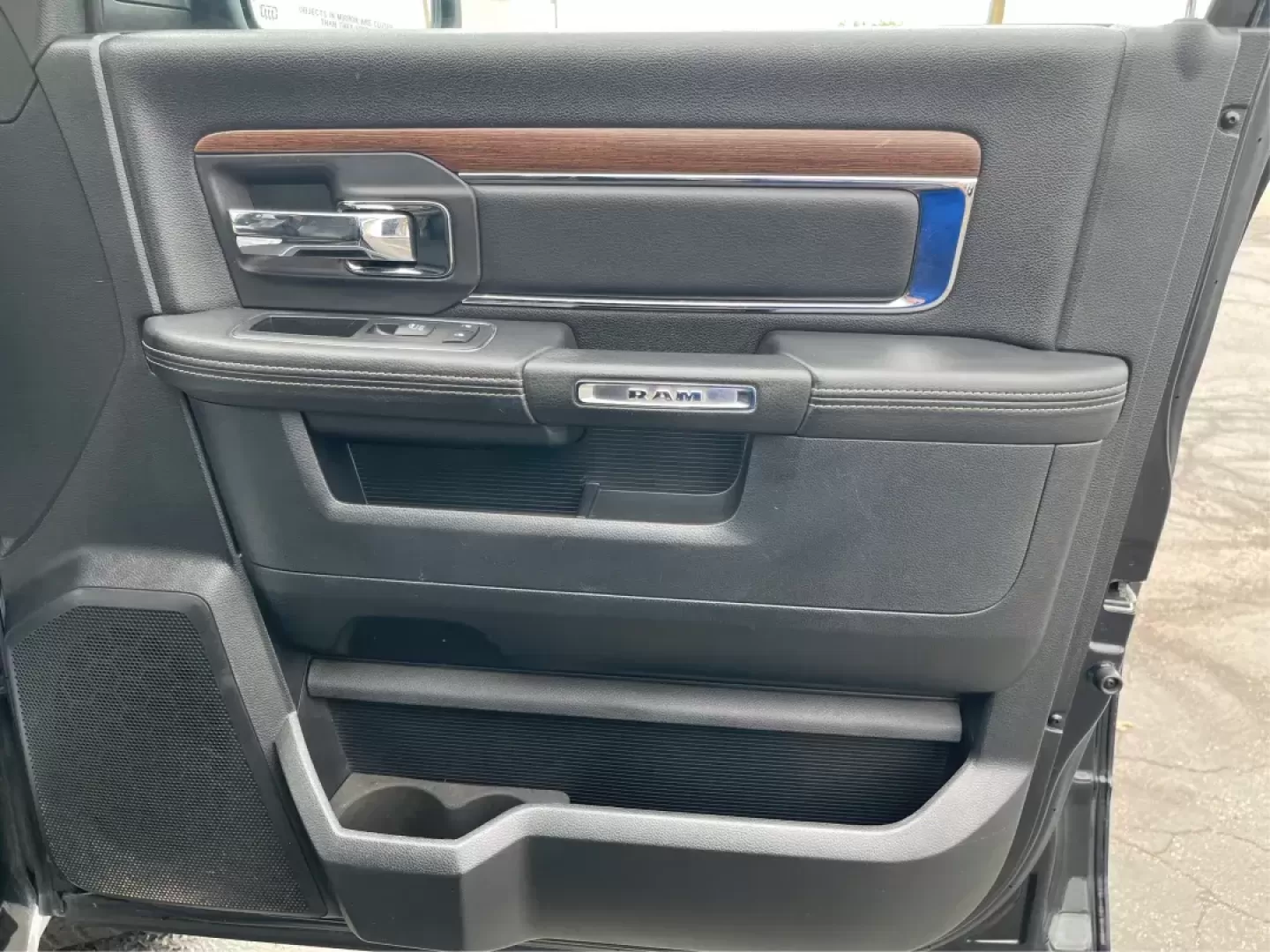 2015 Ram 1500 Laramie Crew Cab SWB 4WD (1C6RR7NT7FS) with an 5.7L V8 OHV 16V engine, 8-Speed Automatic transmission, located at 1230 East Main St, Xenia, OH, 45385, (937) 908-9800, 39.688026, -83.910172 - Photo#20