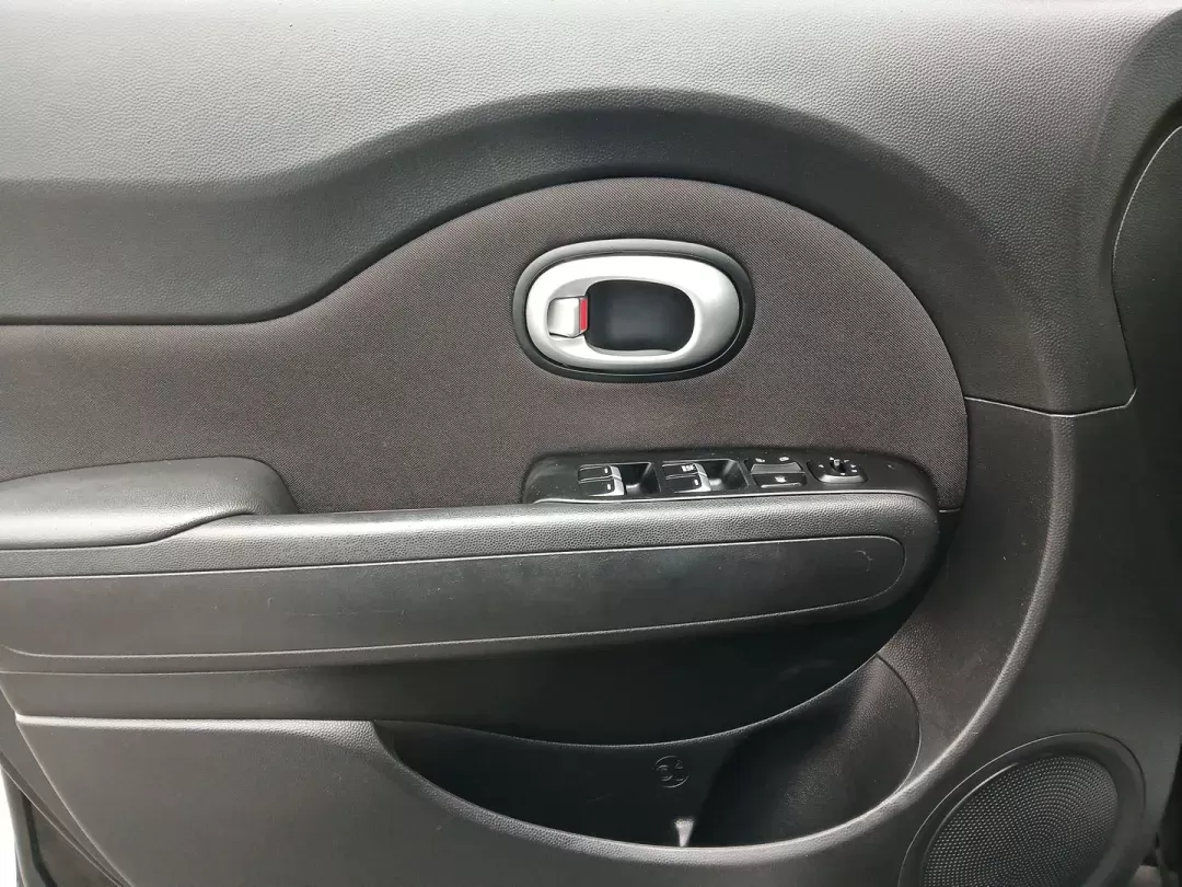 2019 Kia Soul Base 6A (KNDJN2A26K7) with an 1.6L L4 DOHC 16V engine, 6-Speed Automatic transmission, located at 4508 South Dixie Dr, Moraine, OH, 45439, (937) 908-9800, 39.689976, -84.218452 - One Owner - Photo#18