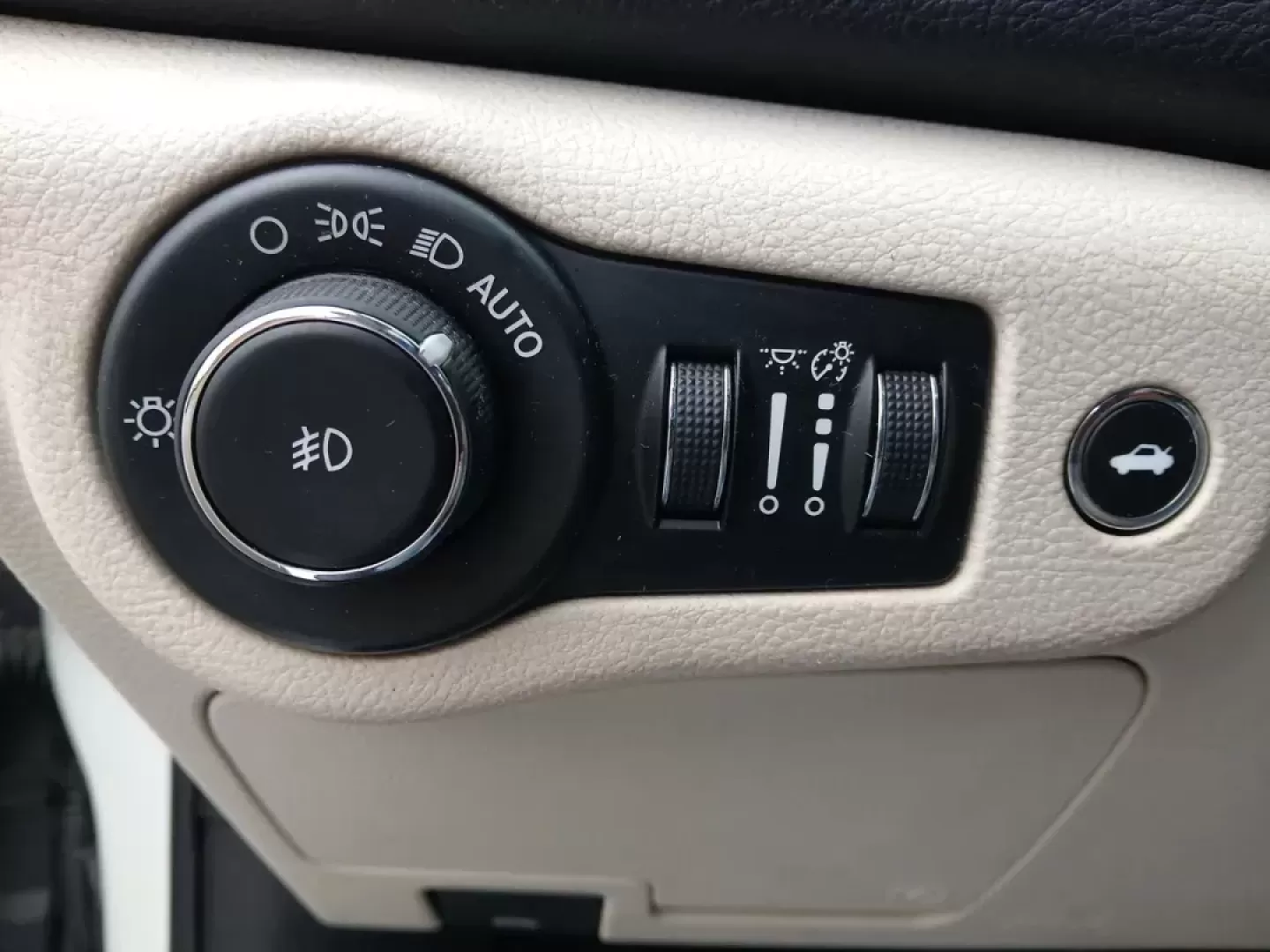 2015 Chrysler 200 C AWD (1C3CCCEG3FN) with an 3.6L V6 DOHC 24V FFV engine, 9-Speed Automatic transmission, located at 4508 South Dixie Dr, Moraine, OH, 45439, (937) 908-9800, 39.689976, -84.218452 - 2015 Chrysler 200 C AWD - Photo#16