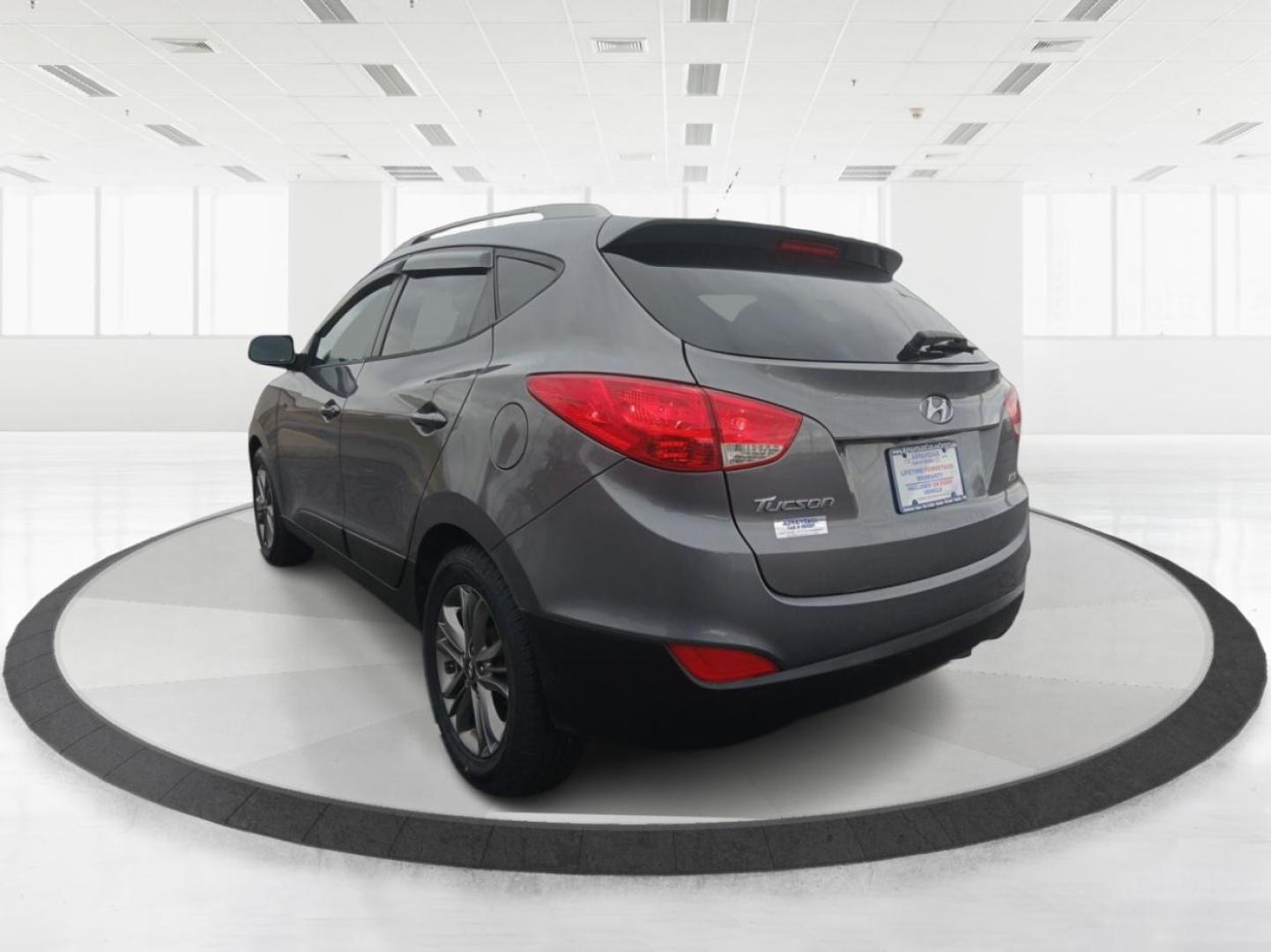 2014 Hyundai Tucson GLS AWD (KM8JUCAGXEU) with an 2.4L L4 DOHC 16V engine, 6-Speed Automatic transmission, located at 880 E. National Road, Vandalia, OH, 45377, (937) 908-9800, 39.891918, -84.183594 - 2014 Hyundai Tucson GLS AWD - Photo#4