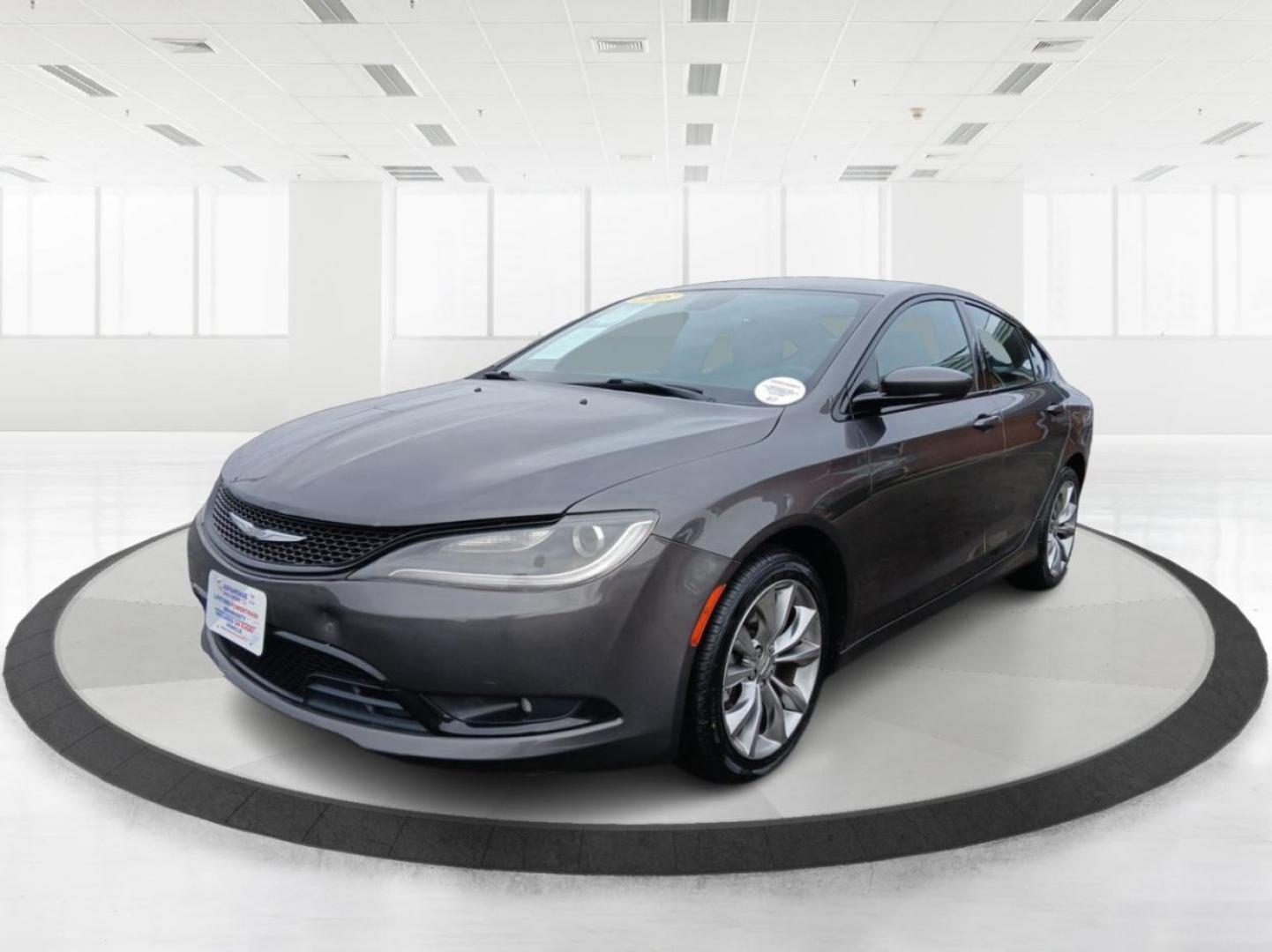 2015 Chrysler 200 S AWD (1C3CCCDG7FN) with an 3.6L V6 DOHC 24V FFV engine, 9-Speed Automatic transmission, located at 401 Woodman Dr, Riverside, OH, 45431, (937) 908-9800, 39.760899, -84.123421 - Photo#7