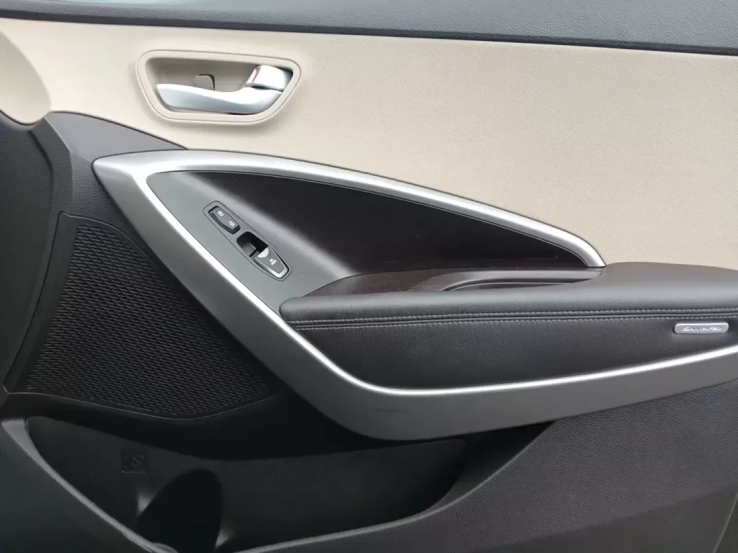 2016 Hyundai Santa Fe Sport 2.4 FWD (5XYZU3LB8GG) with an 2.4L L4 DOHC 16V engine, 6-Speed Automatic transmission, located at 1230 East Main St, Xenia, OH, 45385, (937) 908-9800, 39.688026, -83.910172 - 2016 Hyundai Santa Fe Sport 2.4 FWD - Photo#19