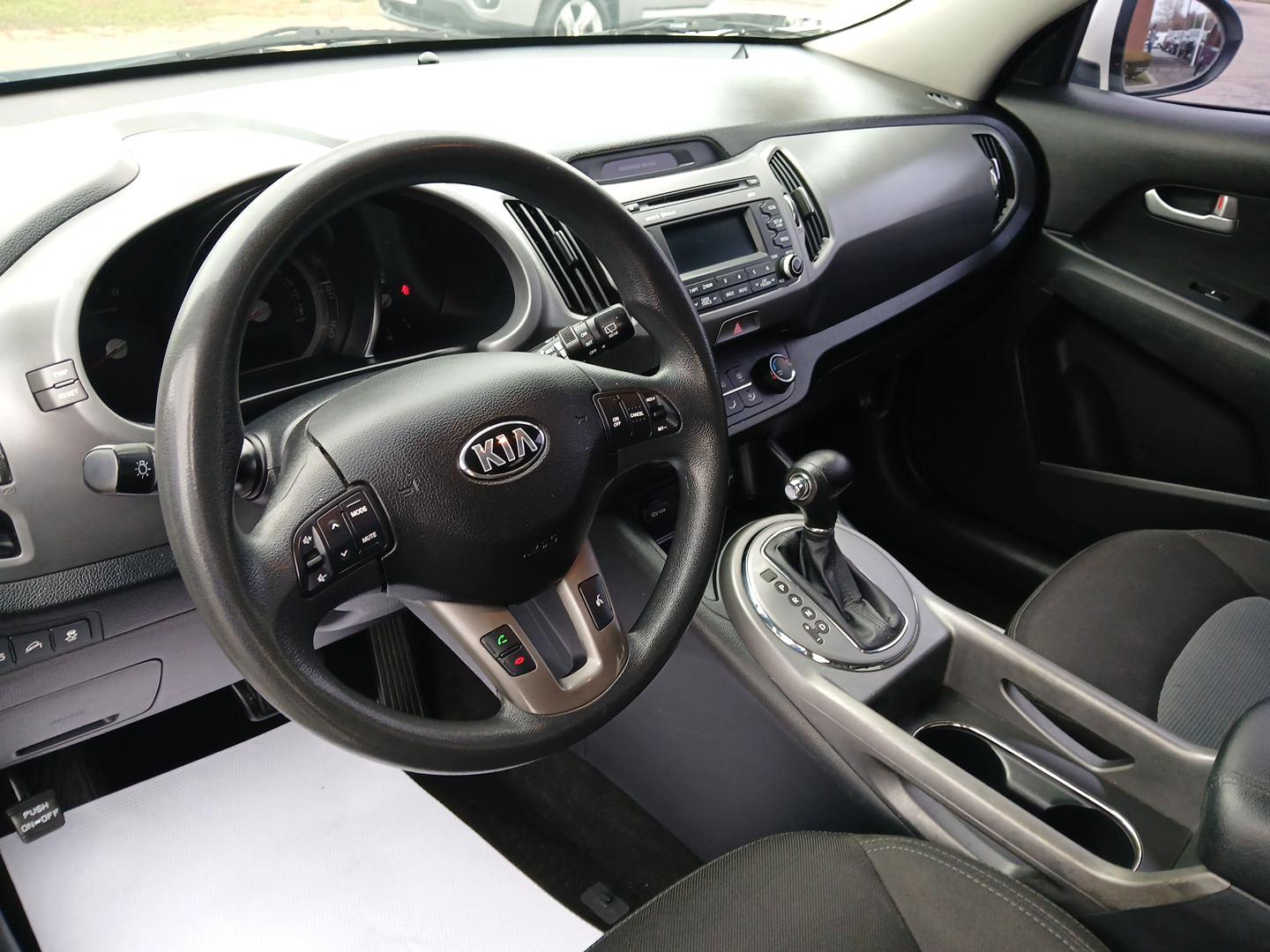 2015 Kia Sportage LX FWD (KNDPB3AC9F7) with an 2.4L V6 DOHC 24V engine, 6-Speed Automatic transmission, located at 880 E. National Road, Vandalia, OH, 45377, (937) 908-9800, 39.891918, -84.183594 - Photo#7