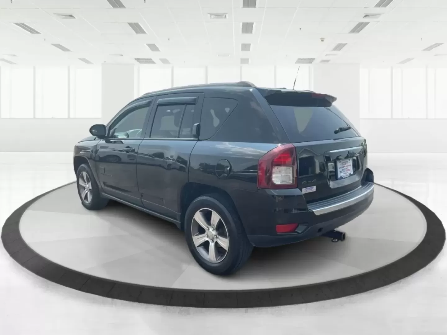 2016 Jeep Compass High Altitude Edition (1C4NJDEB2GD) with an 2.4L I-4 DOHC engine, located at 880 E. National Road, Vandalia, OH, 45377, (937) 908-9800, 39.891918, -84.183594 - **Adventure Awaits with this 2016 Jeep Compass High Altitude Edition!**<br /> <br /> Are you ready to elevate your driving experience? Perfect for weekend getaways or long commutes, this 2016 Jeep Compass High Altitude Edition is designed to tackle any journey with confidence and style. At Advantage - Photo#4