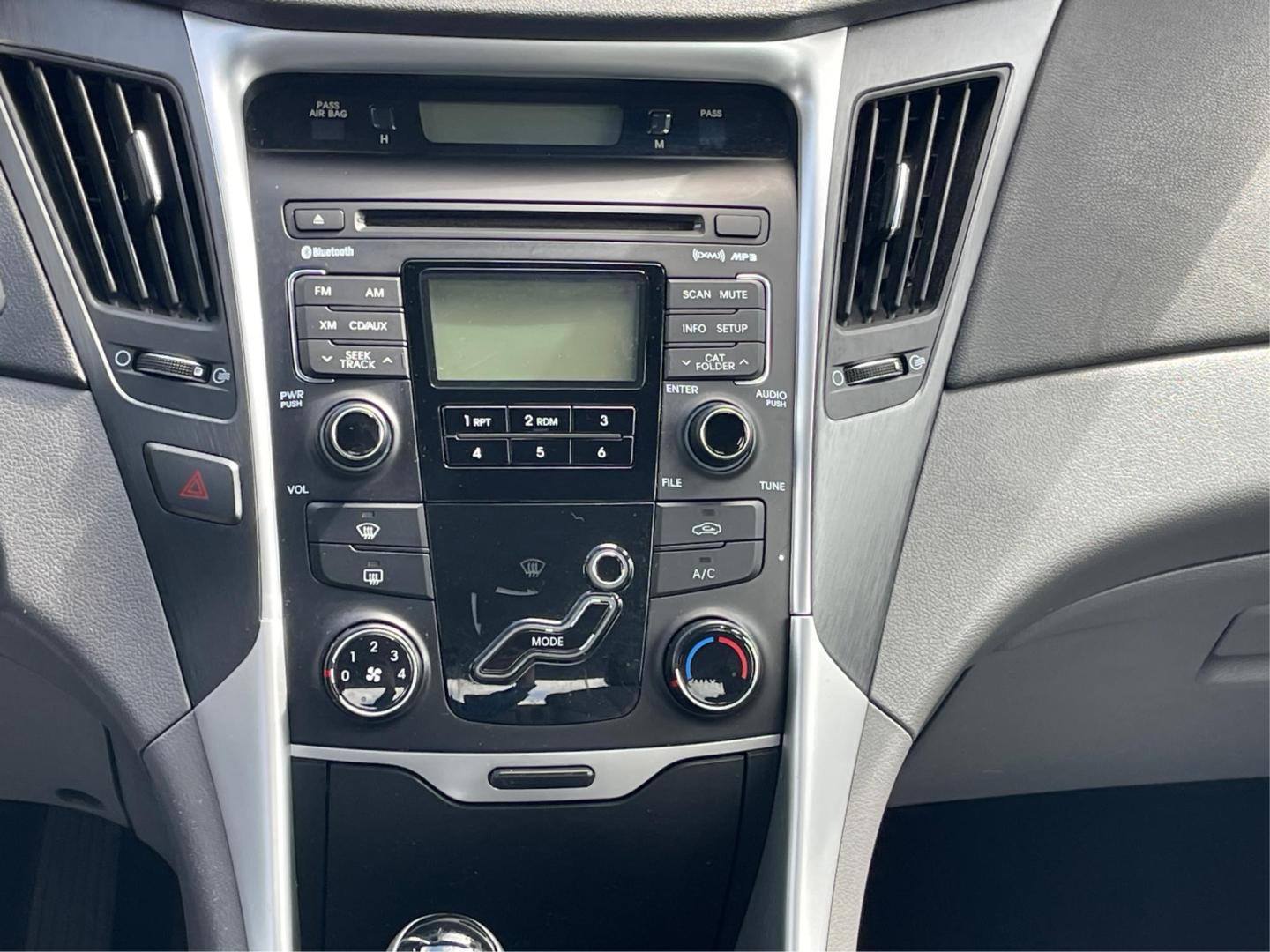 2011 Hyundai Sonata GLS Auto (5NPEB4AC5BH) with an 2.4L L4 DOHC 16V engine, 6-Speed Automatic transmission, located at 8750 N County Rd 25A, Piqua, OH, 45356, (937) 908-9800, 40.164391, -84.232513 - Photo#12