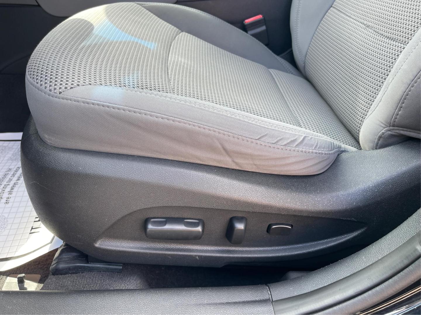 2011 Hyundai Sonata GLS Auto (5NPEB4AC5BH) with an 2.4L L4 DOHC 16V engine, 6-Speed Automatic transmission, located at 8750 N County Rd 25A, Piqua, OH, 45356, (937) 908-9800, 40.164391, -84.232513 - Photo#17