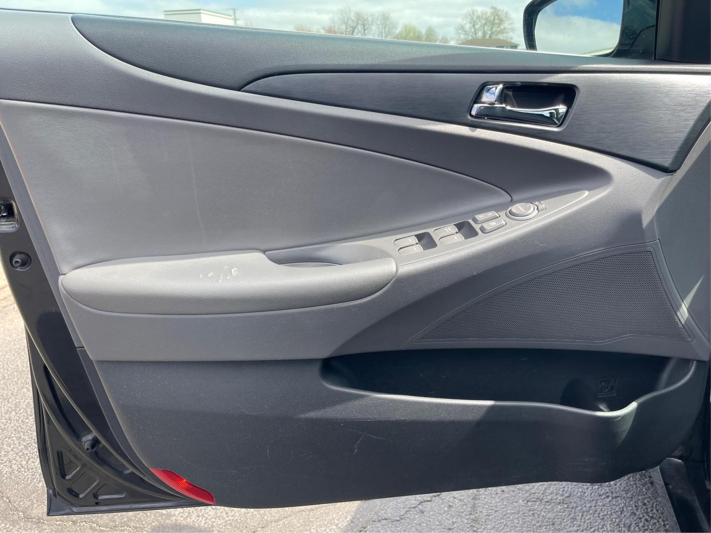 2011 Hyundai Sonata GLS Auto (5NPEB4AC5BH) with an 2.4L L4 DOHC 16V engine, 6-Speed Automatic transmission, located at 8750 N County Rd 25A, Piqua, OH, 45356, (937) 908-9800, 40.164391, -84.232513 - Photo#18