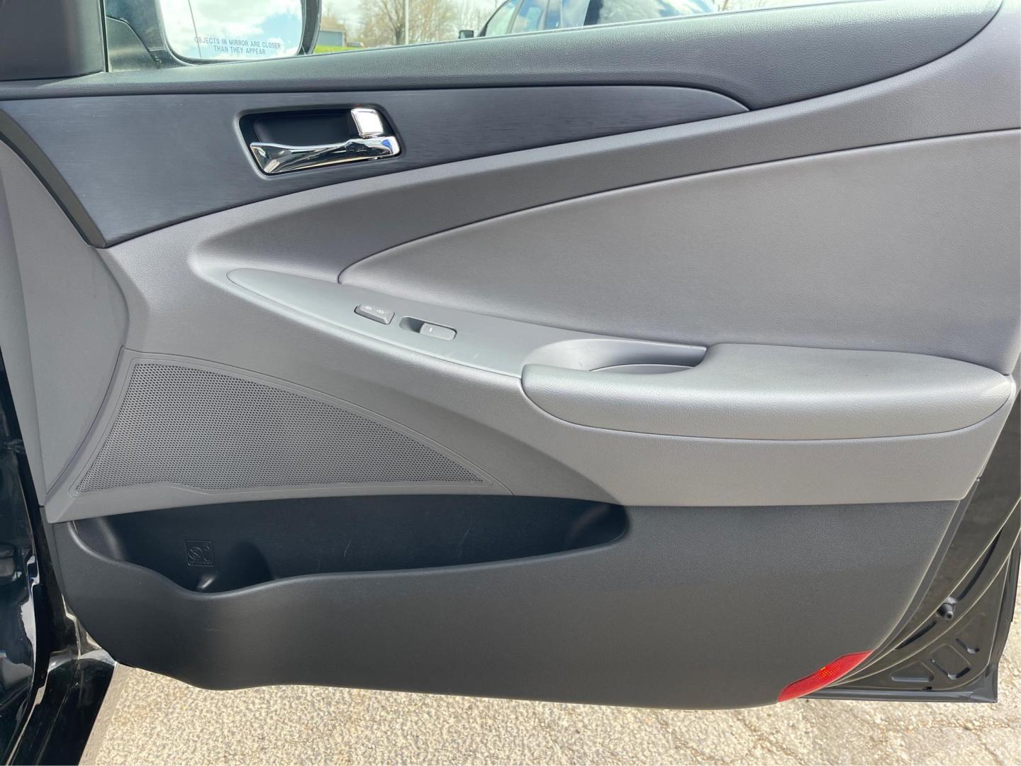 2011 Hyundai Sonata GLS Auto (5NPEB4AC5BH) with an 2.4L L4 DOHC 16V engine, 6-Speed Automatic transmission, located at 8750 N County Rd 25A, Piqua, OH, 45356, (937) 908-9800, 40.164391, -84.232513 - Photo#19