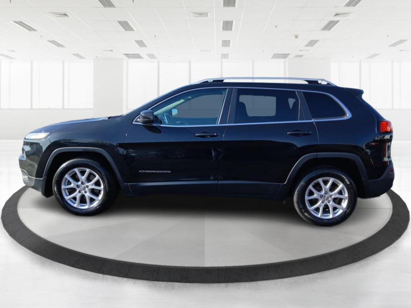 2016 Jeep Cherokee Latitude FWD (1C4PJLCB1GW) with an 2.4L L4 DOHC 16V engine, 9-Speed Automatic transmission, located at 1184 Kauffman Ave, Fairborn, OH, 45324, (937) 908-9800, 39.807072, -84.030914 - 2016 Jeep Cherokee Latitude FWD - Photo#5