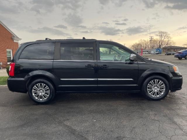 2014 Chrysler Town and Country Touring-L (2C4RC1CG7ER) with an 3.6L V6 DOHC 24V engine, 6-Speed Automatic transmission, located at 1230 East Main St, Xenia, OH, 45385, (937) 908-9800, 39.688026, -83.910172 - 2014 Chrysler Town and Country Touring-L - Photo#18