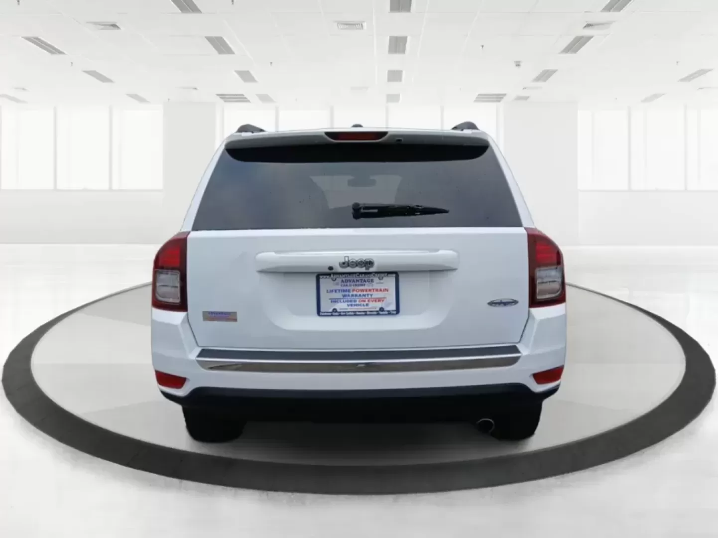 2016 Jeep Compass Latitude FWD (1C4NJCEA3GD) with an 2.0L L4 DOHC 16V engine, Continuously Variable Transmission transmission, located at 880 E. National Road, Vandalia, OH, 45377, (937) 908-9800, 39.891918, -84.183594 - 2016 Jeep Compass Latitude FWD - Photo#4