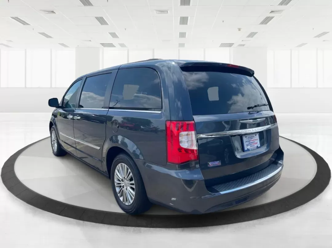 2014 Chrysler Town and Country Touring-L (2C4RC1CG3ER) with an 3.6L V6 DOHC 24V engine, 6-Speed Automatic transmission, located at 1230 East Main St, Xenia, OH, 45385, (937) 908-9800, 39.688026, -83.910172 - **Unleash Family Adventures with the 2014 Chrysler Town and Country Touring-L at Advantage Car and Credit in Fairborn, OH!**<br /> <br /> Are you looking for a versatile vehicle that adapts to your family's ever-changing needs? The 2014 Chrysler Town and Country Touring-L is the perfect blend of - Photo#4
