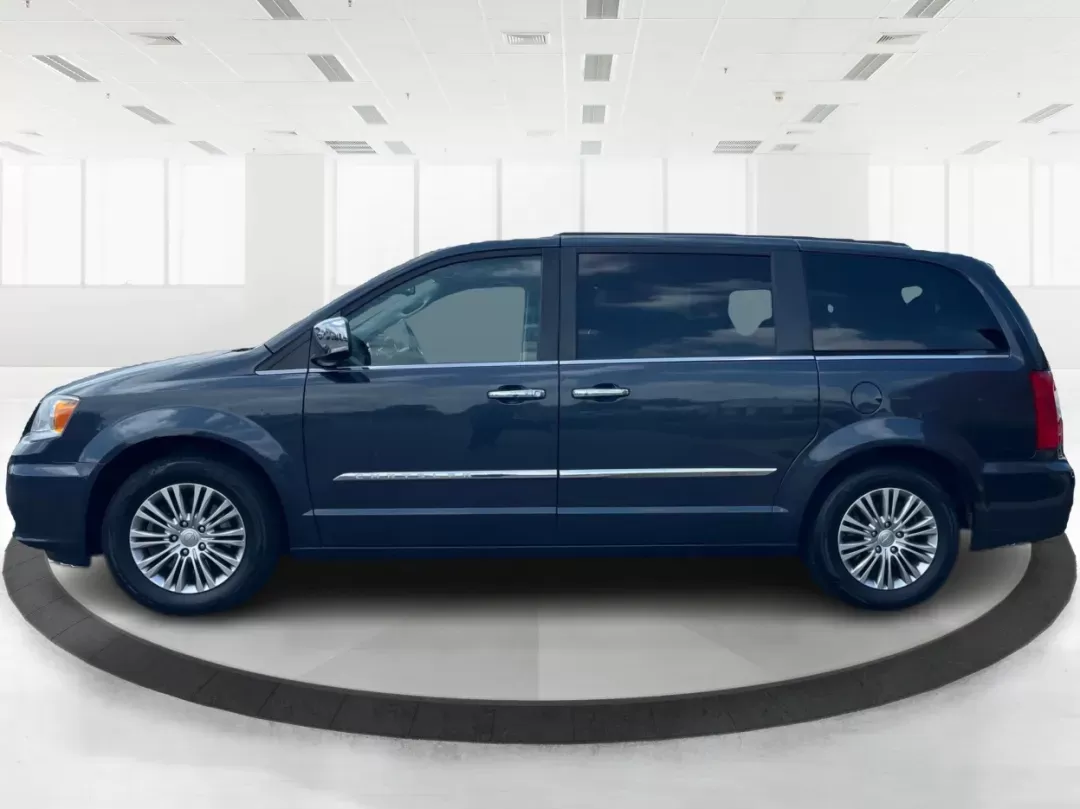 2014 Chrysler Town and Country Touring-L (2C4RC1CG3ER) with an 3.6L V6 DOHC 24V engine, 6-Speed Automatic transmission, located at 1230 East Main St, Xenia, OH, 45385, (937) 908-9800, 39.688026, -83.910172 - **Unleash Family Adventures with the 2014 Chrysler Town and Country Touring-L at Advantage Car and Credit in Fairborn, OH!**<br /> <br /> Are you looking for a versatile vehicle that adapts to your family's ever-changing needs? The 2014 Chrysler Town and Country Touring-L is the perfect blend of - Photo#5