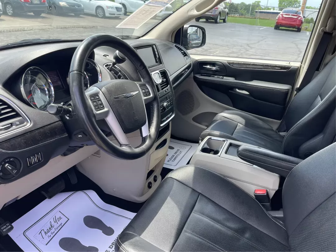 2014 Chrysler Town and Country Touring-L (2C4RC1CG3ER) with an 3.6L V6 DOHC 24V engine, 6-Speed Automatic transmission, located at 1230 East Main St, Xenia, OH, 45385, (937) 908-9800, 39.688026, -83.910172 - **Unleash Family Adventures with the 2014 Chrysler Town and Country Touring-L at Advantage Car and Credit in Fairborn, OH!**<br /> <br /> Are you looking for a versatile vehicle that adapts to your family's ever-changing needs? The 2014 Chrysler Town and Country Touring-L is the perfect blend of - Photo#8