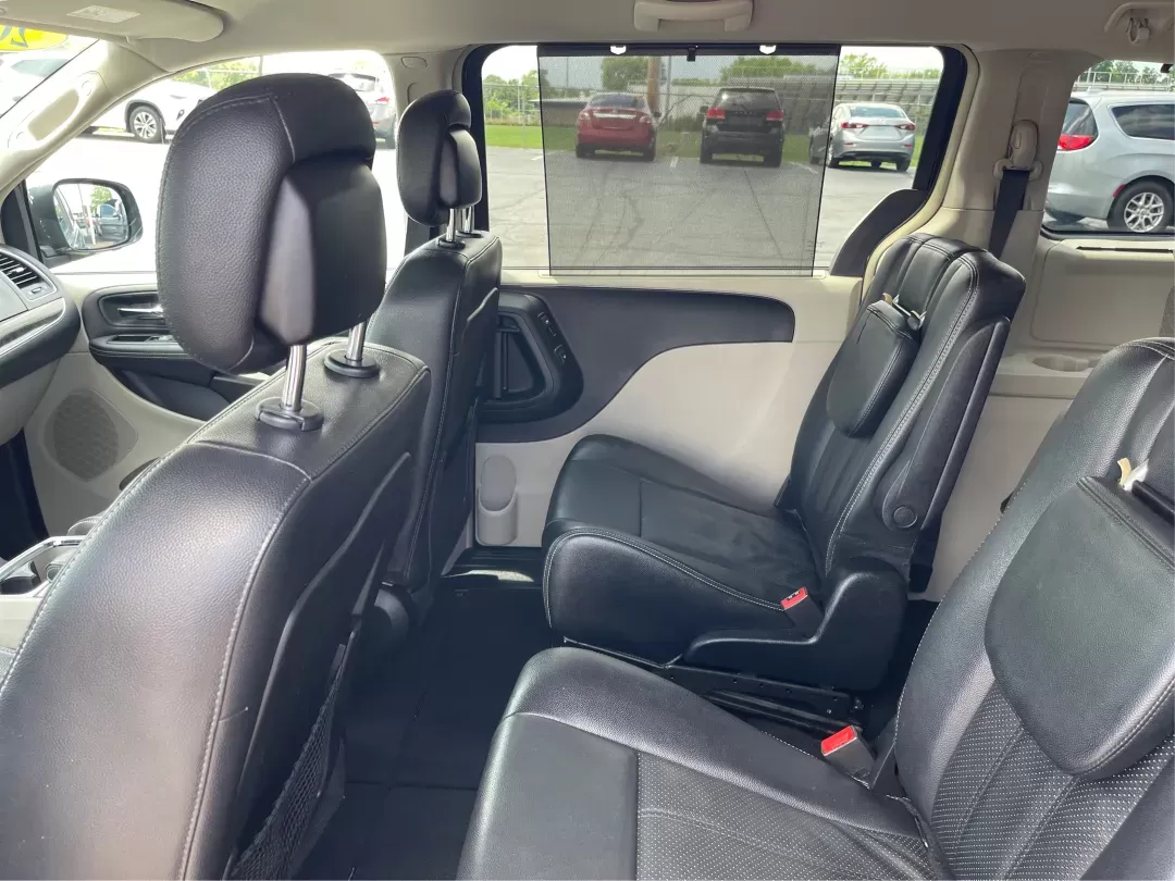 2014 Chrysler Town and Country Touring-L (2C4RC1CG3ER) with an 3.6L V6 DOHC 24V engine, 6-Speed Automatic transmission, located at 1230 East Main St, Xenia, OH, 45385, (937) 908-9800, 39.688026, -83.910172 - **Unleash Family Adventures with the 2014 Chrysler Town and Country Touring-L at Advantage Car and Credit in Fairborn, OH!**<br /> <br /> Are you looking for a versatile vehicle that adapts to your family's ever-changing needs? The 2014 Chrysler Town and Country Touring-L is the perfect blend of - Photo#9