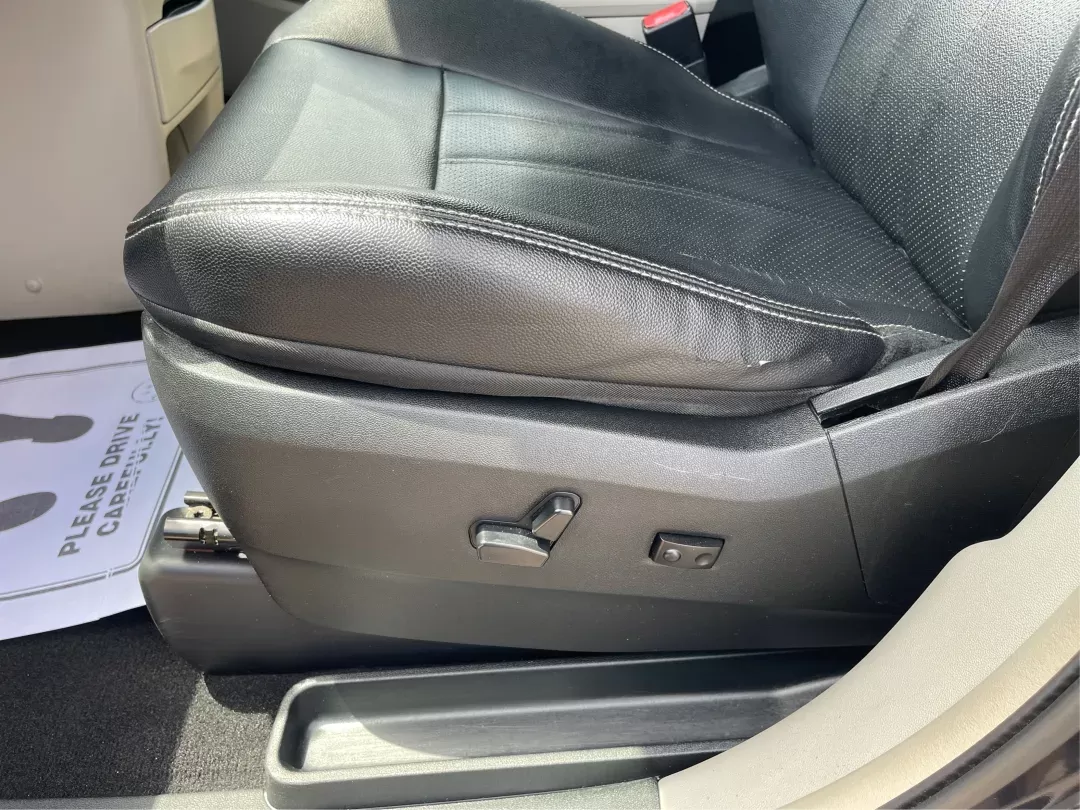 2014 Chrysler Town and Country Touring-L (2C4RC1CG3ER) with an 3.6L V6 DOHC 24V engine, 6-Speed Automatic transmission, located at 1230 East Main St, Xenia, OH, 45385, (937) 908-9800, 39.688026, -83.910172 - **Unleash Family Adventures with the 2014 Chrysler Town and Country Touring-L at Advantage Car and Credit in Fairborn, OH!**<br /> <br /> Are you looking for a versatile vehicle that adapts to your family's ever-changing needs? The 2014 Chrysler Town and Country Touring-L is the perfect blend of - Photo#17