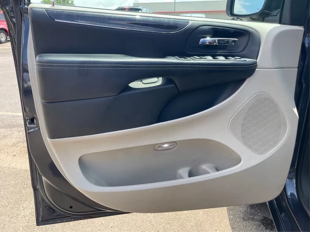 2014 Chrysler Town and Country Touring-L (2C4RC1CG3ER) with an 3.6L V6 DOHC 24V engine, 6-Speed Automatic transmission, located at 1230 East Main St, Xenia, OH, 45385, (937) 908-9800, 39.688026, -83.910172 - **Unleash Family Adventures with the 2014 Chrysler Town and Country Touring-L at Advantage Car and Credit in Fairborn, OH!**<br /> <br /> Are you looking for a versatile vehicle that adapts to your family's ever-changing needs? The 2014 Chrysler Town and Country Touring-L is the perfect blend of - Photo#18