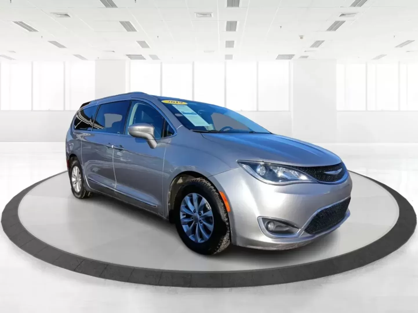 2019 Chrysler Pacifica Touring-L (2C4RC1BG5KR) with an 3.6L V6 DOHC 24V engine, 9-Speed Automatic transmission, located at 1230 East Main St, Xenia, OH, 45385, (937) 908-9800, 39.688026, -83.910172 - 2019 Chrysler Pacifica Touring-L - Photo#0
