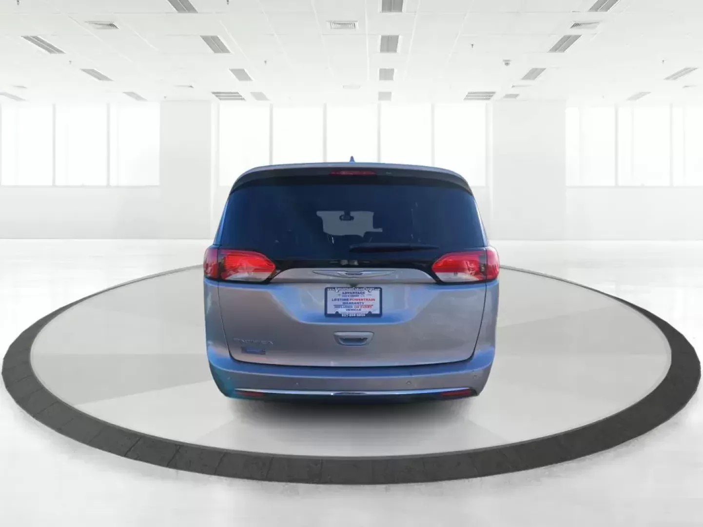 2019 Chrysler Pacifica Touring-L (2C4RC1BG5KR) with an 3.6L V6 DOHC 24V engine, 9-Speed Automatic transmission, located at 1230 East Main St, Xenia, OH, 45385, (937) 908-9800, 39.688026, -83.910172 - 2019 Chrysler Pacifica Touring-L - Photo#3