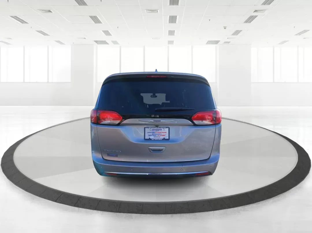2019 Chrysler Pacifica Touring-L (2C4RC1BG5KR) with an 3.6L V6 DOHC 24V engine, 9-Speed Automatic transmission, located at 1230 East Main St, Xenia, OH, 45385, (937) 908-9800, 39.688026, -83.910172 - 2019 Chrysler Pacifica Touring-L - Photo#3