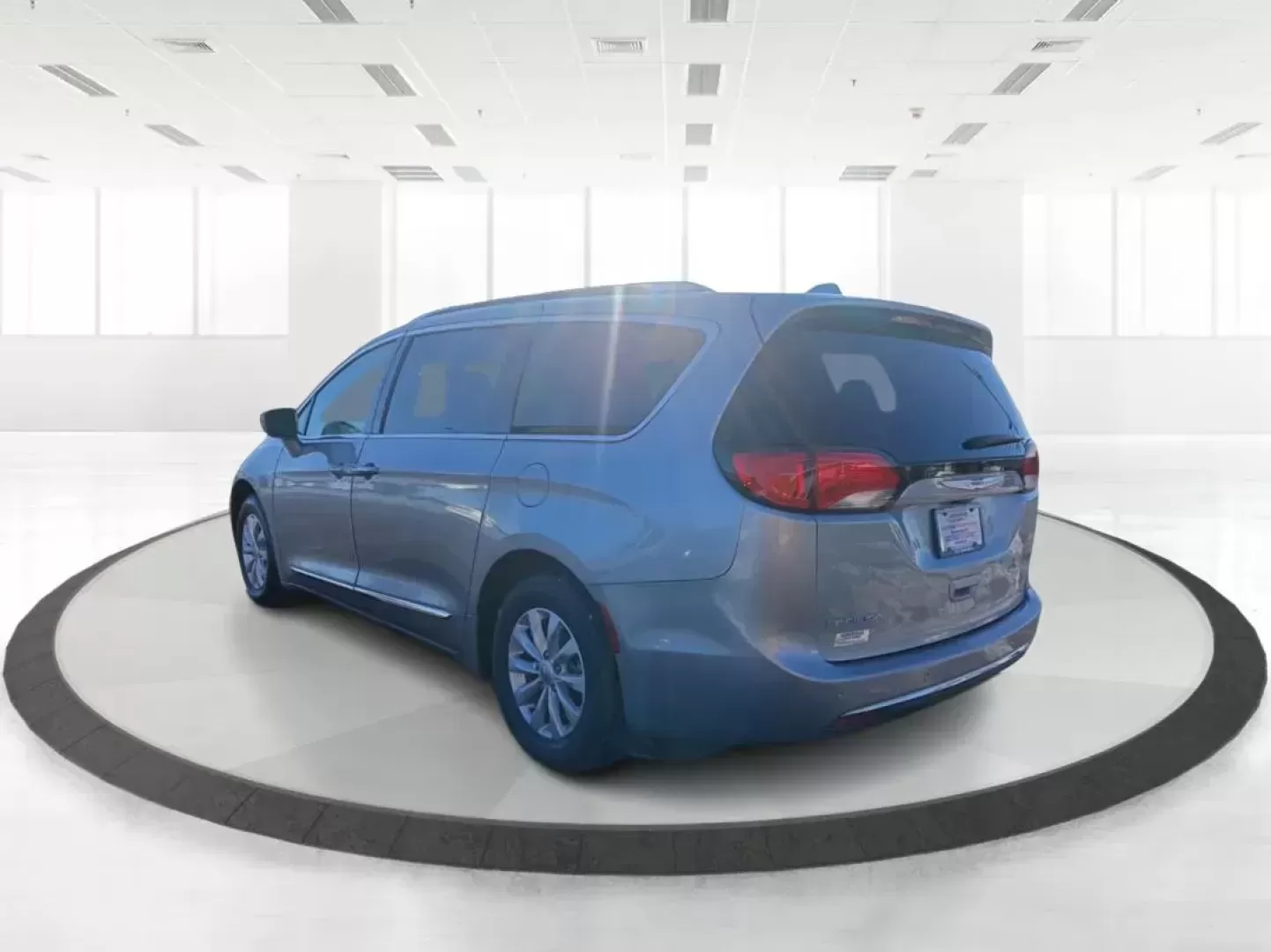 2019 Chrysler Pacifica Touring-L (2C4RC1BG5KR) with an 3.6L V6 DOHC 24V engine, 9-Speed Automatic transmission, located at 1230 East Main St, Xenia, OH, 45385, (937) 908-9800, 39.688026, -83.910172 - 2019 Chrysler Pacifica Touring-L - Photo#4