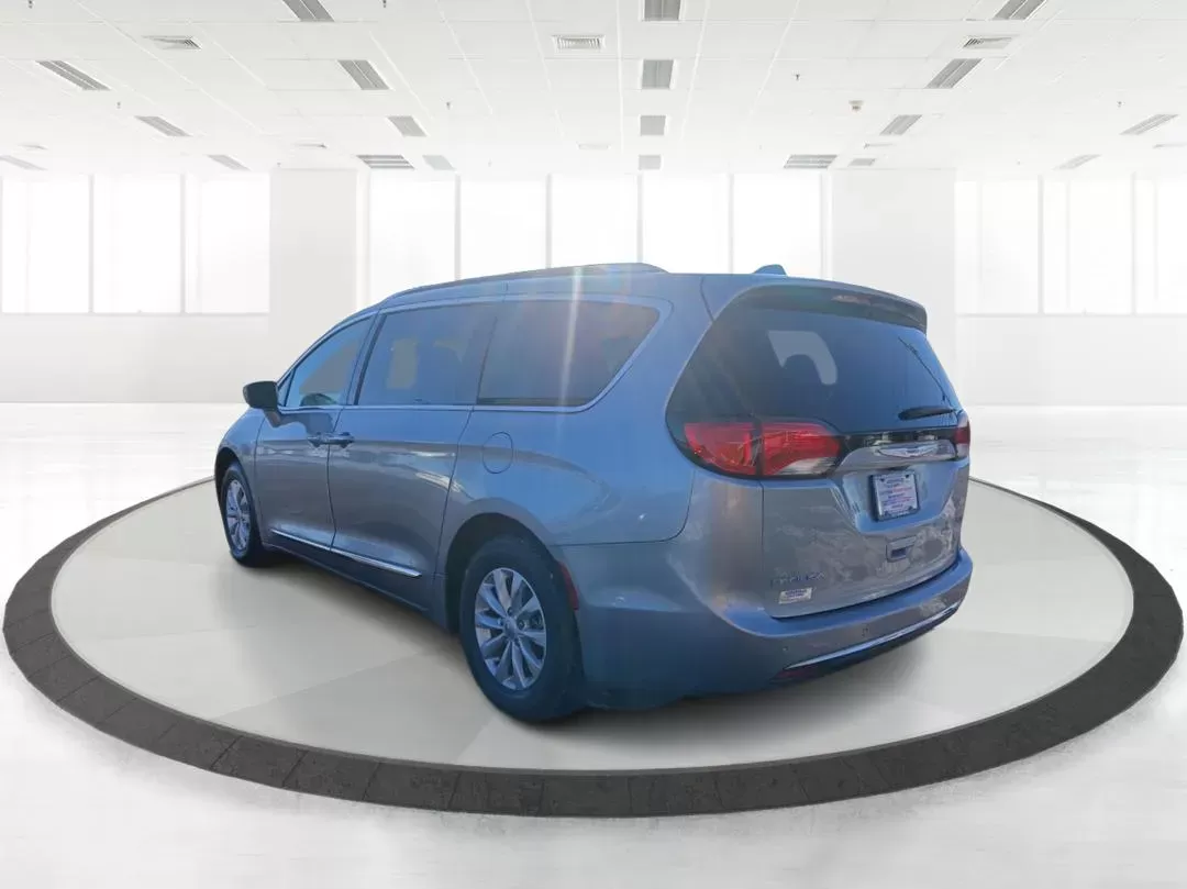 2019 Chrysler Pacifica Touring-L (2C4RC1BG5KR) with an 3.6L V6 DOHC 24V engine, 9-Speed Automatic transmission, located at 1230 East Main St, Xenia, OH, 45385, (937) 908-9800, 39.688026, -83.910172 - 2019 Chrysler Pacifica Touring-L - Photo#4