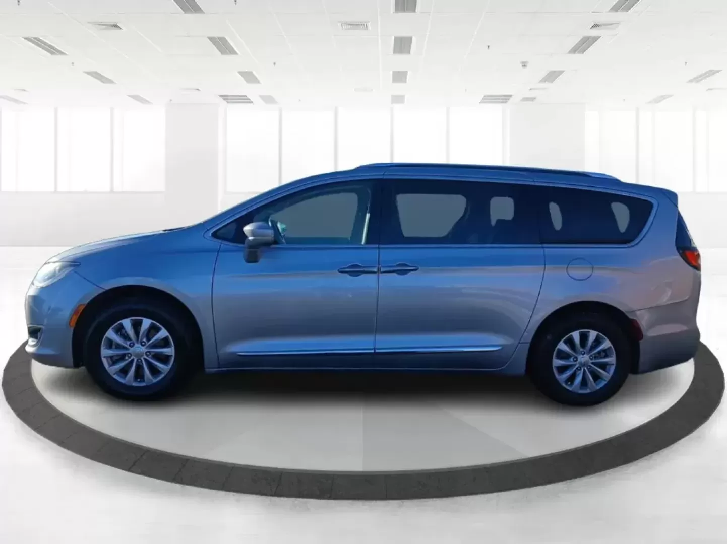 2019 Chrysler Pacifica Touring-L (2C4RC1BG5KR) with an 3.6L V6 DOHC 24V engine, 9-Speed Automatic transmission, located at 1230 East Main St, Xenia, OH, 45385, (937) 908-9800, 39.688026, -83.910172 - 2019 Chrysler Pacifica Touring-L - Photo#5