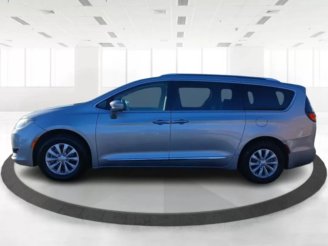 2019 Chrysler Pacifica Touring-L (2C4RC1BG5KR) with an 3.6L V6 DOHC 24V engine, 9-Speed Automatic transmission, located at 1230 East Main St, Xenia, OH, 45385, (937) 908-9800, 39.688026, -83.910172 - 2019 Chrysler Pacifica Touring-L - Photo#5