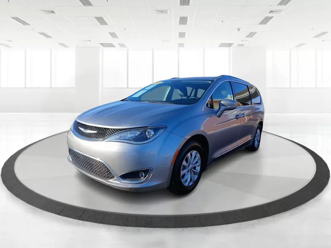 2019 Chrysler Pacifica Touring-L (2C4RC1BG5KR) with an 3.6L V6 DOHC 24V engine, 9-Speed Automatic transmission, located at 1230 East Main St, Xenia, OH, 45385, (937) 908-9800, 39.688026, -83.910172 - 2019 Chrysler Pacifica Touring-L - Photo#7