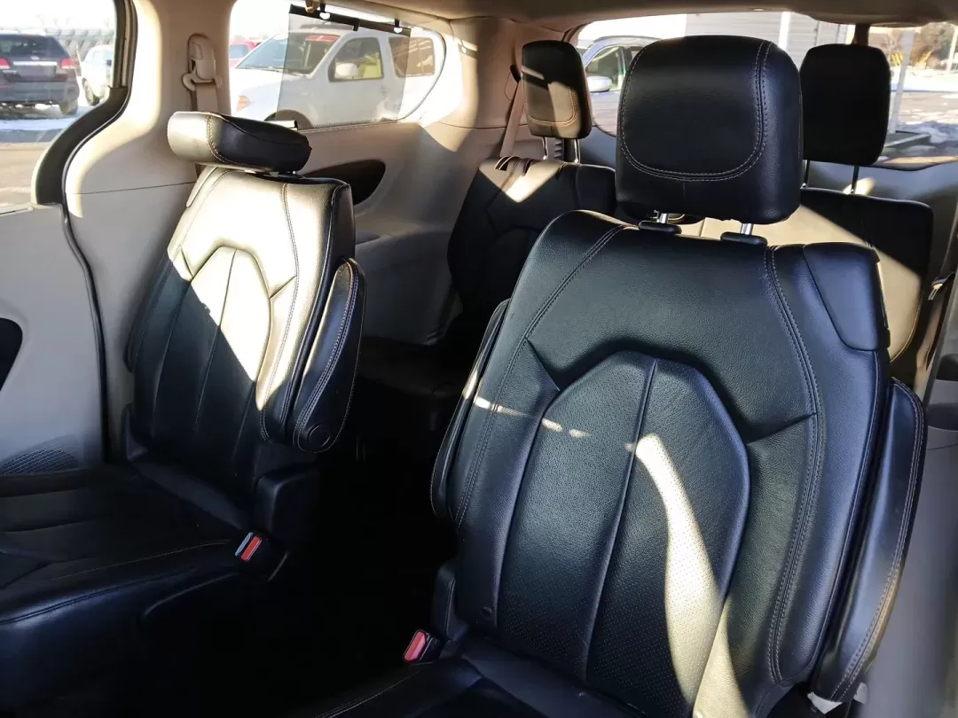 2019 Chrysler Pacifica Touring-L (2C4RC1BG5KR) with an 3.6L V6 DOHC 24V engine, 9-Speed Automatic transmission, located at 1230 East Main St, Xenia, OH, 45385, (937) 908-9800, 39.688026, -83.910172 - 2019 Chrysler Pacifica Touring-L - Photo#9