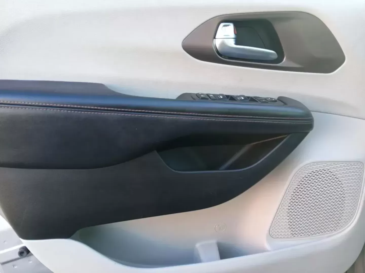 2019 Chrysler Pacifica Touring-L (2C4RC1BG5KR) with an 3.6L V6 DOHC 24V engine, 9-Speed Automatic transmission, located at 1230 East Main St, Xenia, OH, 45385, (937) 908-9800, 39.688026, -83.910172 - 2019 Chrysler Pacifica Touring-L - Photo#18