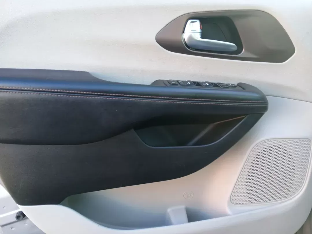 2019 Chrysler Pacifica Touring-L (2C4RC1BG5KR) with an 3.6L V6 DOHC 24V engine, 9-Speed Automatic transmission, located at 1230 East Main St, Xenia, OH, 45385, (937) 908-9800, 39.688026, -83.910172 - 2019 Chrysler Pacifica Touring-L - Photo#18