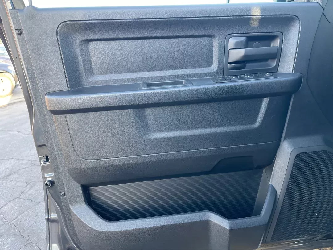 2014 Ram 1500 Tradesman Crew Cab SWB 4WD (3C6RR7KT8EG) with an 5.7L V8 OHV 16V engine, 8-Speed Automatic transmission, located at 1184 Kauffman Ave, Fairborn, OH, 45324, (937) 908-9800, 39.807072, -84.030914 - Photo#18