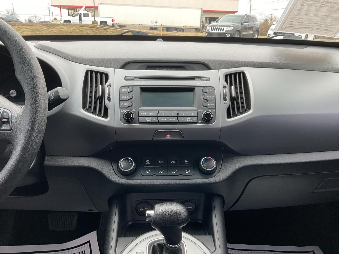 2015 Kia Sportage LX FWD (KNDPB3AC3F7) with an 2.4L V6 DOHC 24V engine, 6-Speed Automatic transmission, located at 1099 N County Rd 25A, Troy, OH, 45373, (937) 908-9800, 40.057079, -84.212883 - Photo#12