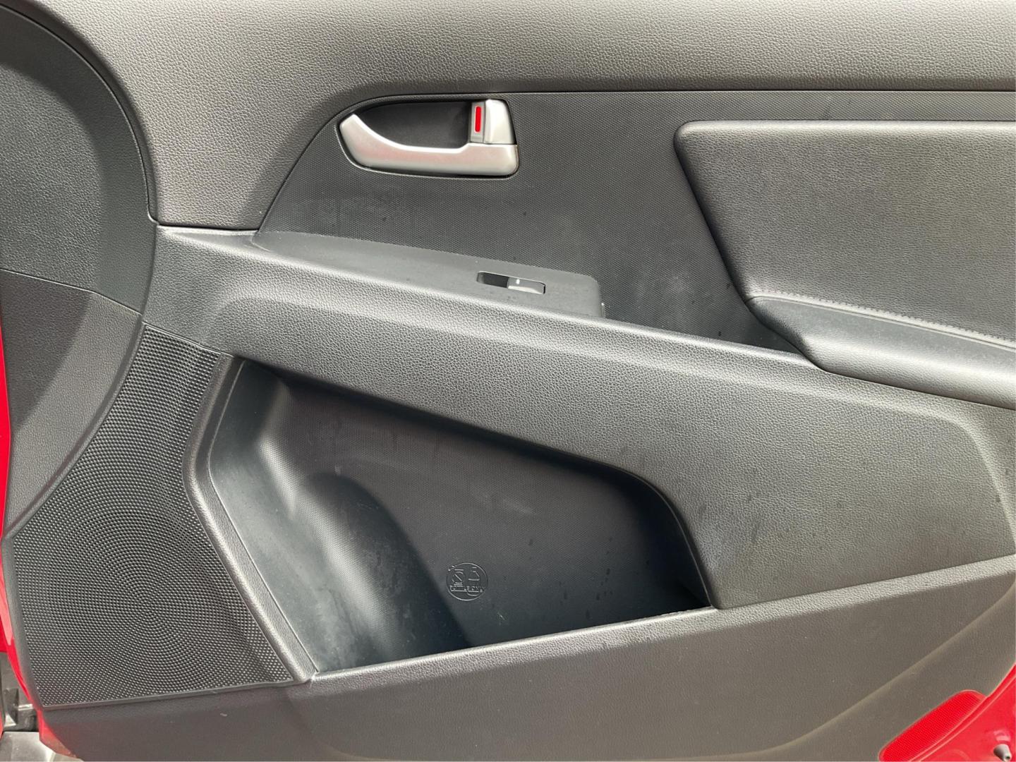 2015 Kia Sportage LX FWD (KNDPB3AC3F7) with an 2.4L V6 DOHC 24V engine, 6-Speed Automatic transmission, located at 1099 N County Rd 25A, Troy, OH, 45373, (937) 908-9800, 40.057079, -84.212883 - Photo#18