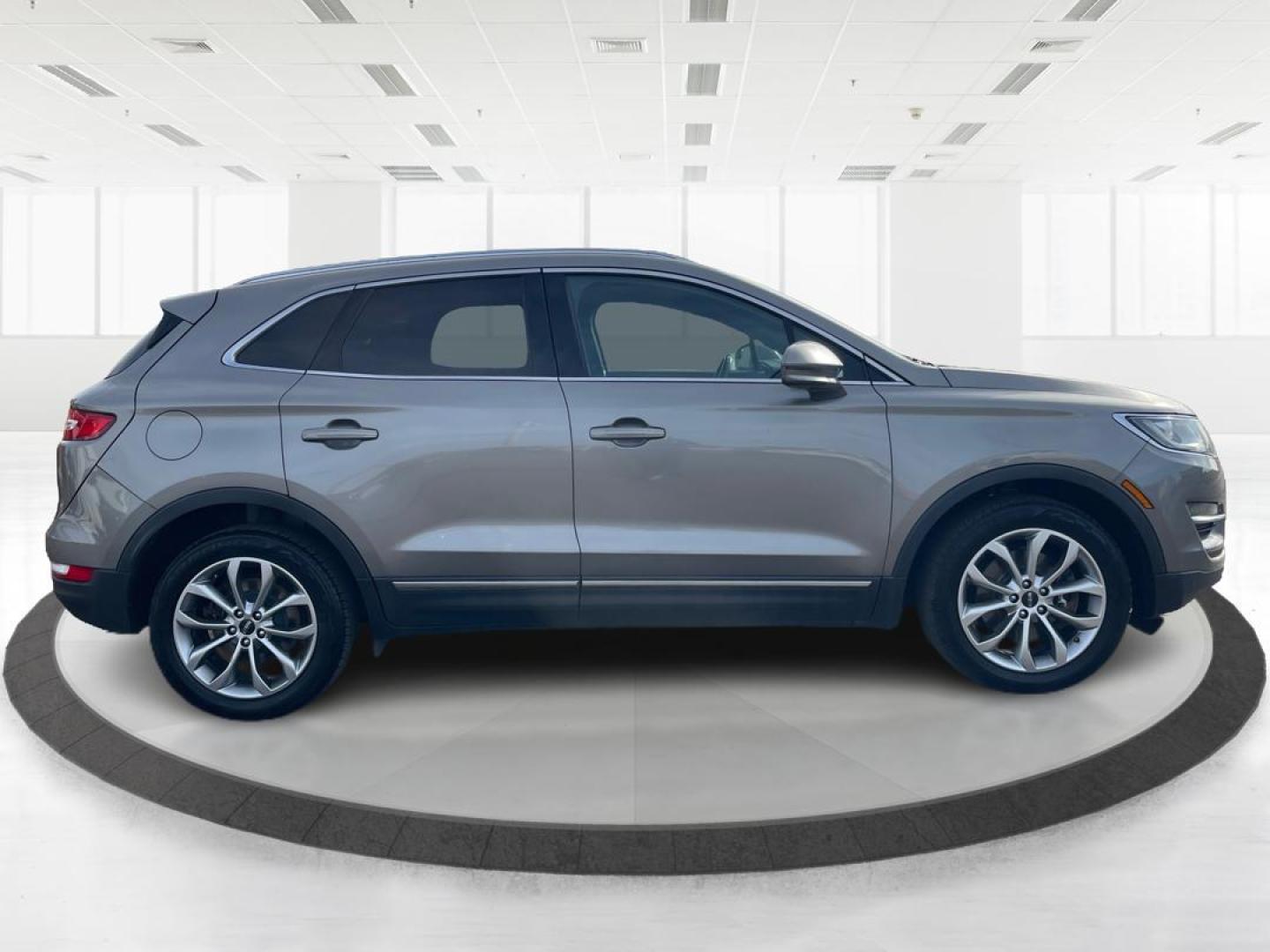 2017 Lincoln MKC Select AWD (5LMCJ2D95HU) with an 2.0L L4 DOHC 16V engine, 6-Speed Automatic transmission, located at 1184 Kauffman Ave, Fairborn, OH, 45324, (937) 908-9800, 39.807072, -84.030914 - Photo#1