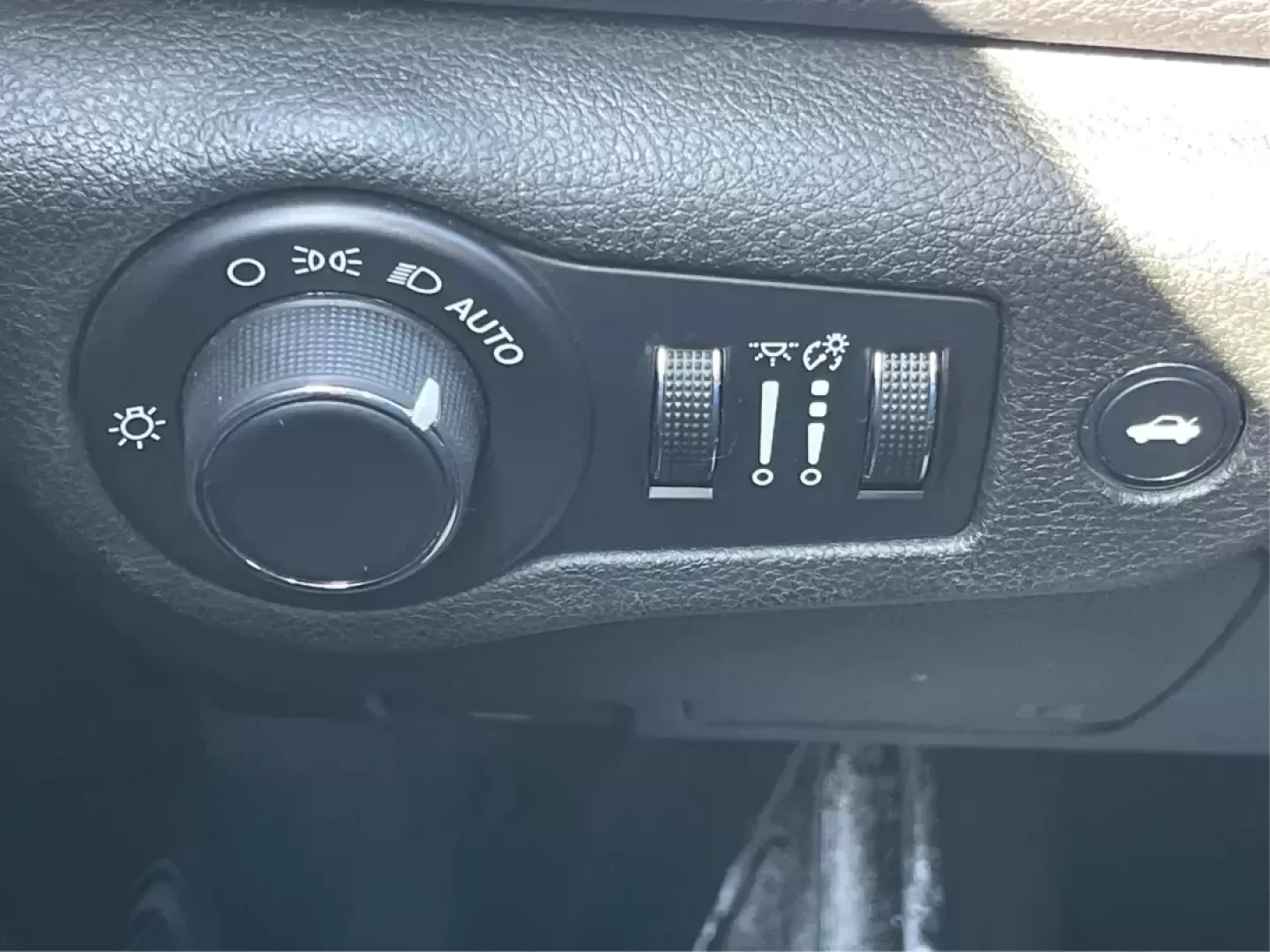 2015 Chrysler 200 Limited (1C3CCCAB8FN) with an Other engine, located at 1184 Kauffman Ave, Fairborn, OH, 45324, (937) 908-9800, 39.807072, -84.030914 - 2015 Chrysler 200 Limited - Photo#16