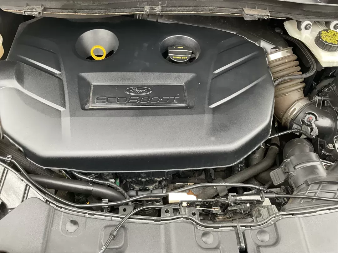 2016 Ford Escape SE 4WD (1FMCU9G98GU) with an Other engine, located at 1230 East Main St, Xenia, OH, 45385, (937) 908-9800, 39.688026, -83.910172 - 2016 Ford Escape SE 4WD - Photo#10