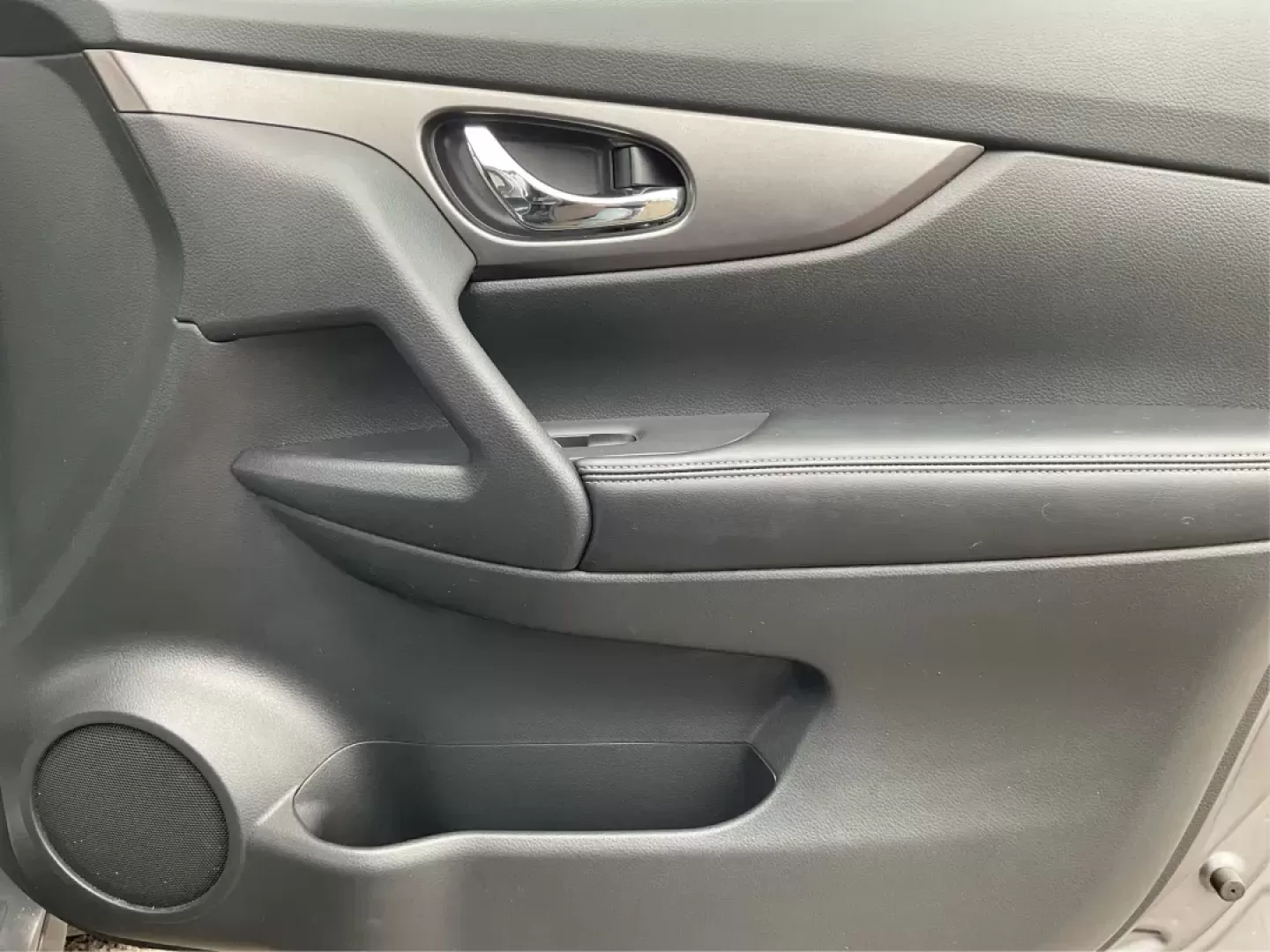 2016 Nissan Rogue S AWD (KNMAT2MV4GP) with an 2.5L L4 DOHC 16V engine, Continuously Variable Transmission transmission, located at 1184 Kauffman Ave, Fairborn, OH, 45324, (937) 908-9800, 39.807072, -84.030914 - Photo#17