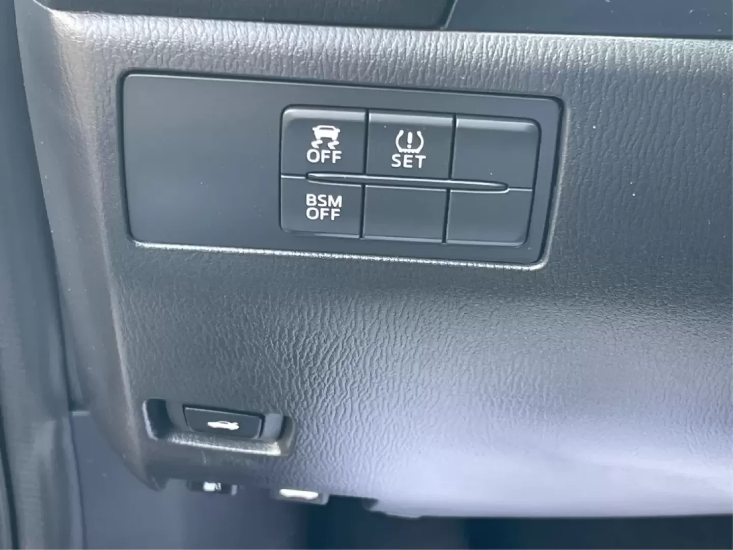 2016 Mazda Mazda3 i Sport (JM1BM1U73G1) with an SKYACTIV-G 2L I-4 gasoline direct injection engine, located at 1184 Kauffman Ave, Fairborn, OH, 45324, (937) 908-9800, 39.807072, -84.030914 - Experience a new level of driving with the 2016 Mazda3 i Sport, available now at Advantage Car and Credit in Fairborn, OH. This stylish sedan is more than just a mode of transportation; it's your perfect companion for everything from daily commutes to weekend road trips. With an impressive fuel-effi - Photo#16