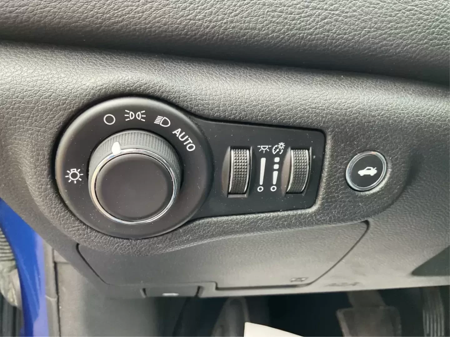 2015 Chrysler 200 Limited (1C3CCCAB9FN) with an 3.6L V-6 DOHC engine, located at 1951 S Dayton Lakeview Rd., New Carlisle, OH, 45344, (937) 908-9800, 39.890999, -84.050255 - Photo#16
